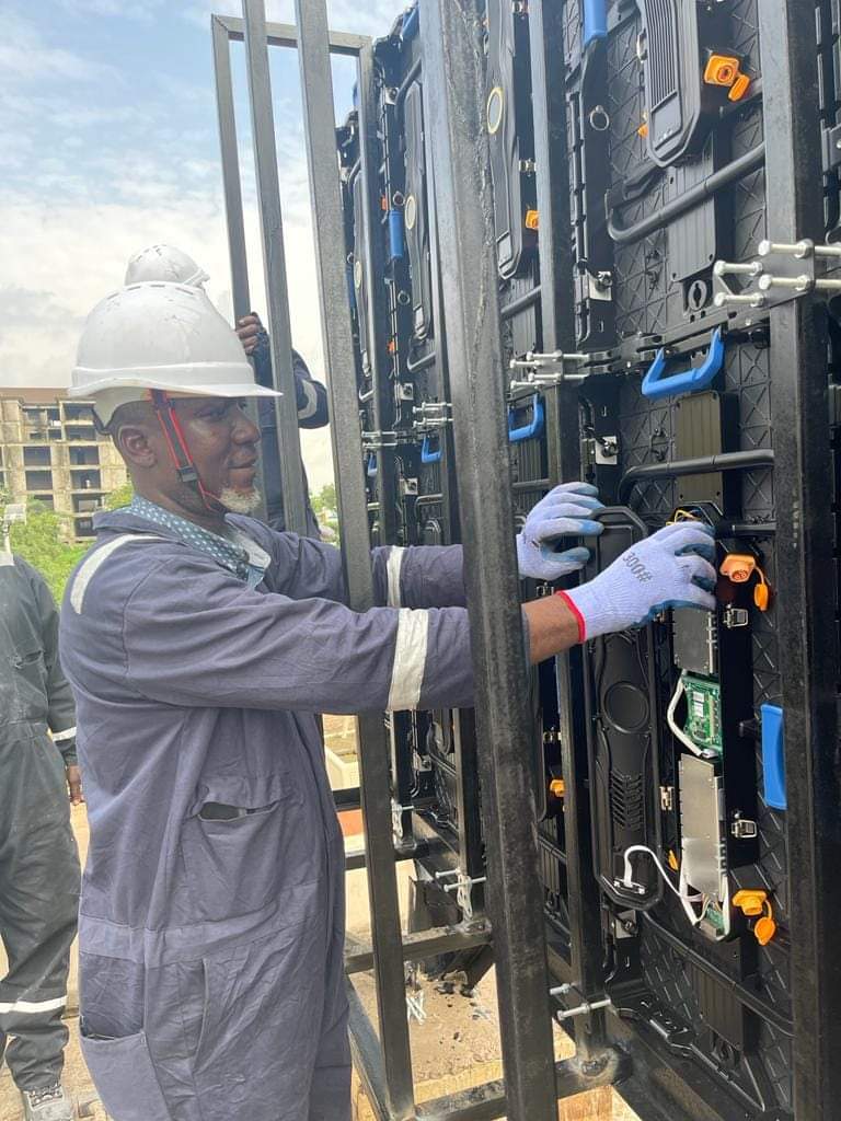 Myba engineers installing a screen structure on site